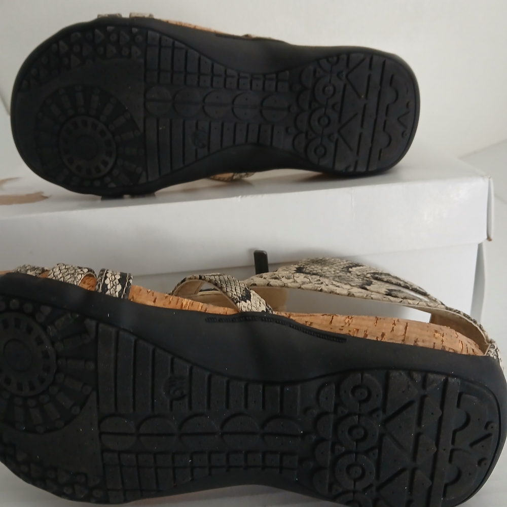 Ara Beige and Black Strappy Sandals New $22 - Picture 5 of 8
